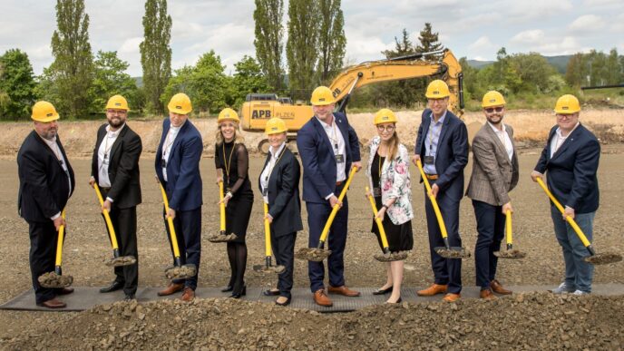 venue/architecture
Grupo de personas con palas en evento de inicio de construcción de parque industrial en Coahuila. Inmobiliare Summits, real estate México.
