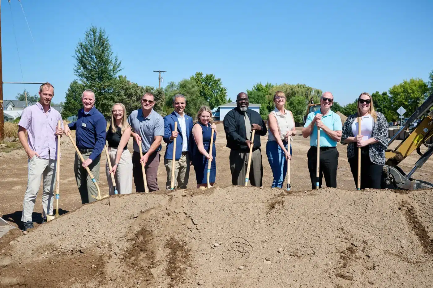 Venue/Architecture
Grupo diverso celebra inicio de construcción con palas. Evento Inmobiliare Summits impulsa proyectos de real estate en la city.