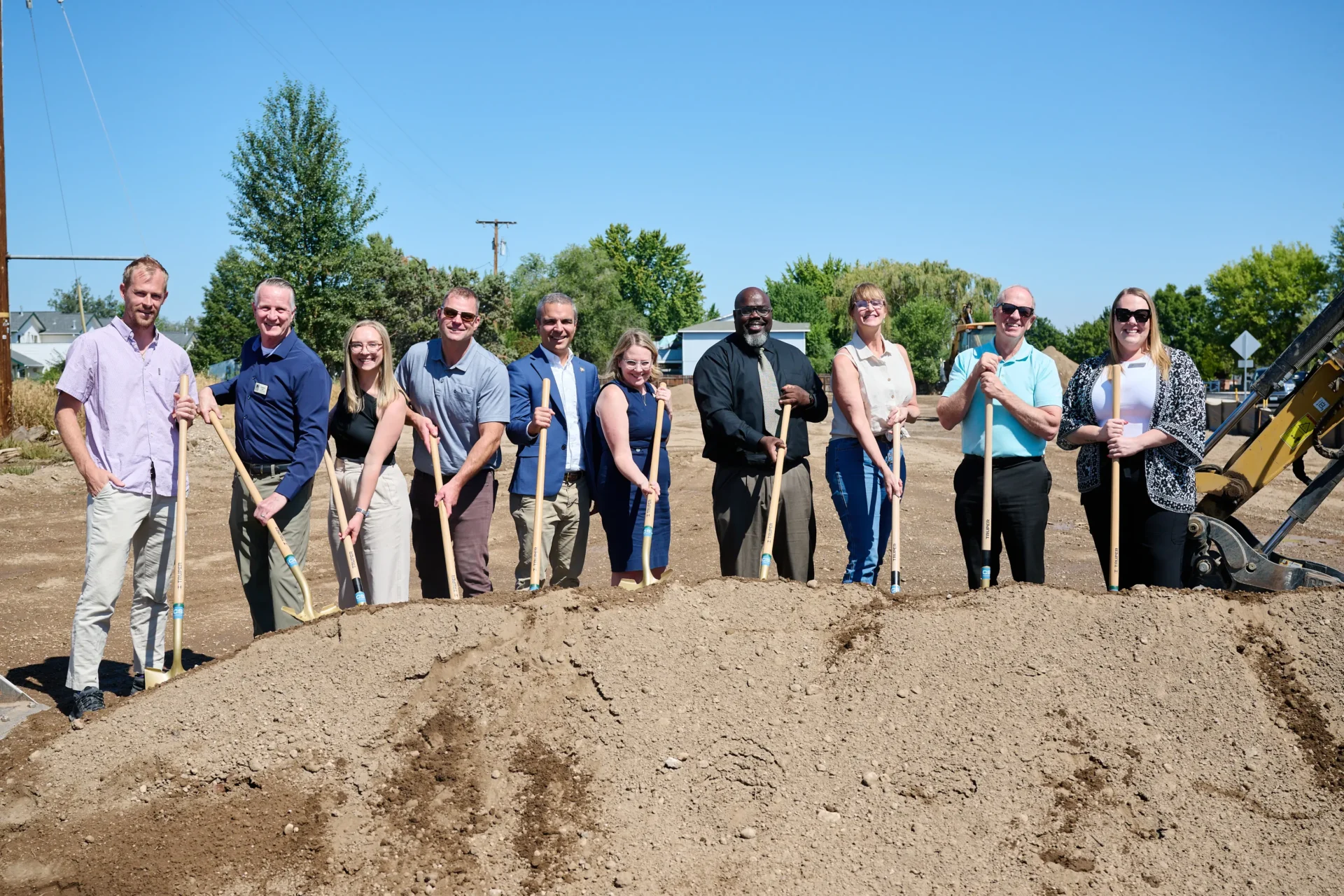 Venue/Architecture
Grupo diverso celebra inicio de construcción con palas. Evento Inmobiliare Summits impulsa proyectos de real estate en la city.