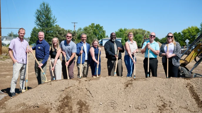 Venue/Architecture
Grupo diverso celebra inicio de construcción con palas. Evento Inmobiliare Summits impulsa proyectos de real estate en la city.