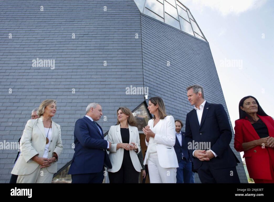 Venue/Architecture

Fachada del Centro de Innovación en Madera de Galicia, XERA, en una visita de autoridades. Apoyos al sector construcción con madera.
