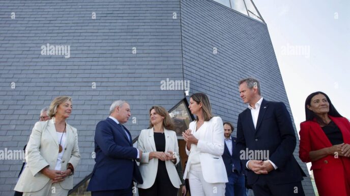 Venue/Architecture

Fachada del Centro de Innovación en Madera de Galicia, XERA, en una visita de autoridades. Apoyos al sector construcción con madera.
