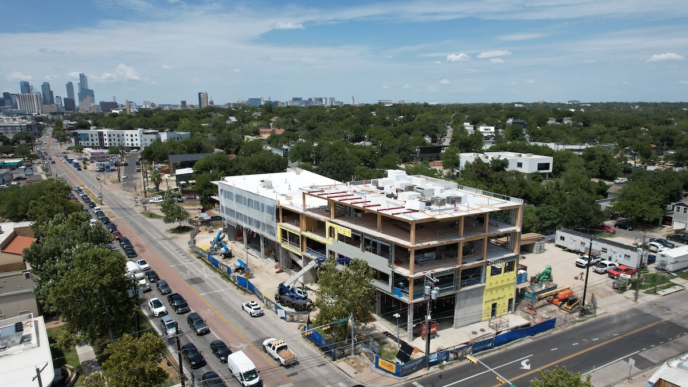 Venue/architecture.

Vista aérea de construcción en Austin, Texas, con horizonte urbano. Diseño moderno y desarrollo inmobiliario en auge. #InmobiliareSummits #realestate #city