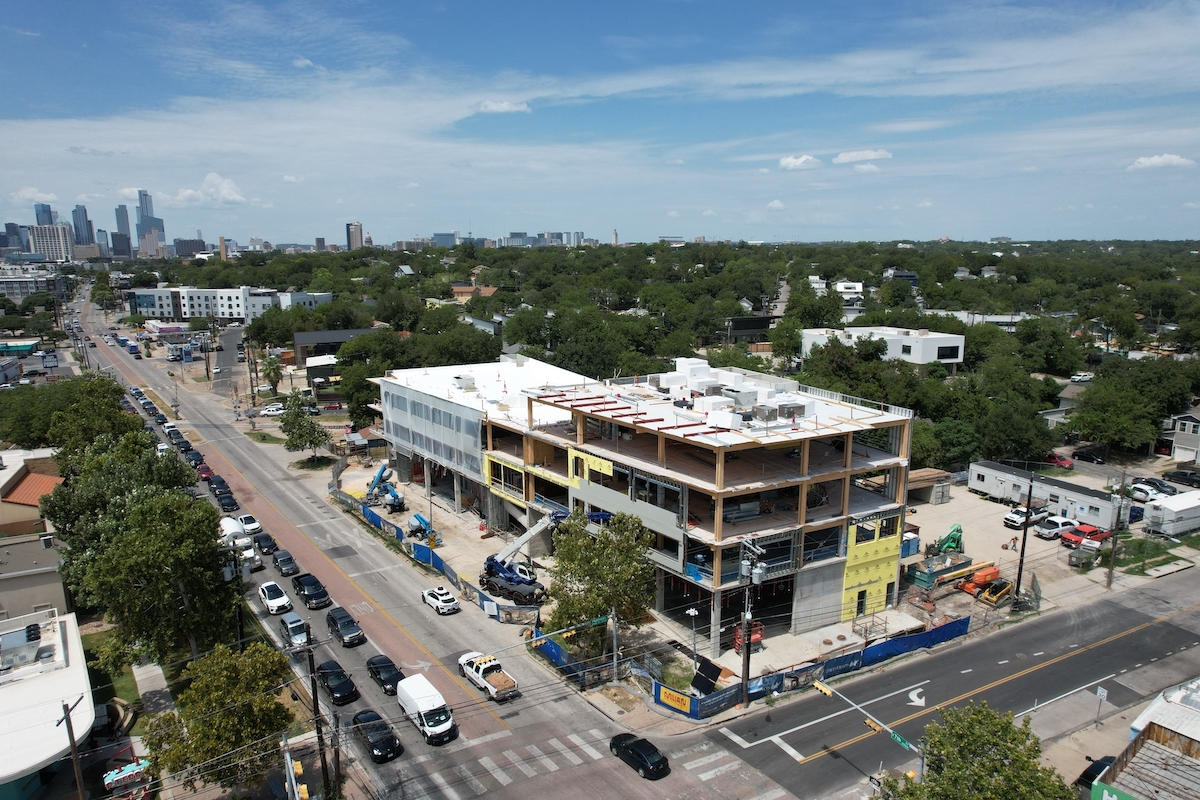 Venue/architecture.

Vista aérea de construcción en Austin, Texas, con horizonte urbano. Diseño moderno y desarrollo inmobiliario en auge. #InmobiliareSummits #realestate #city