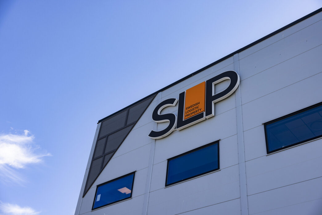 venue/architecture

Logotipo de SLP (Swedish Logistic Property) en edificio. Patrocinador Inmobiliare Summits, real estate conference México, LATAM.