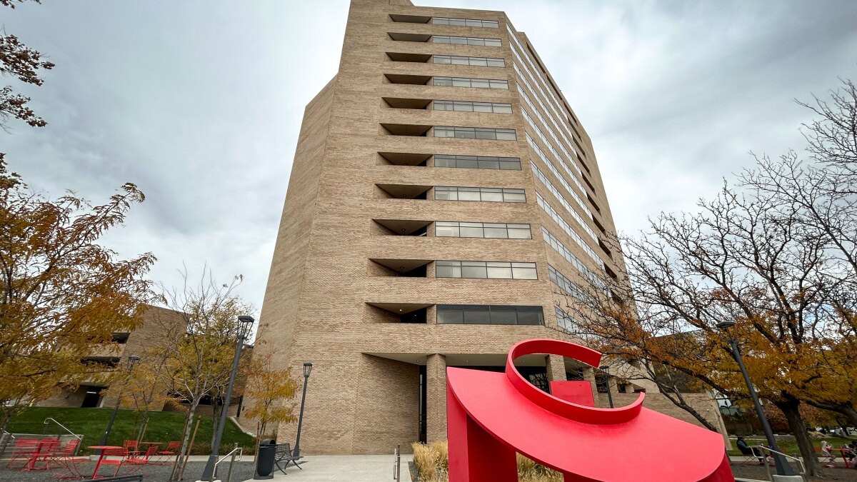 Venue/architecture.

Edificio sede de Inmobiliare Summits, conferencia de real estate en ciudad de México. Arquitectura moderna y escultura roja en el exterior.