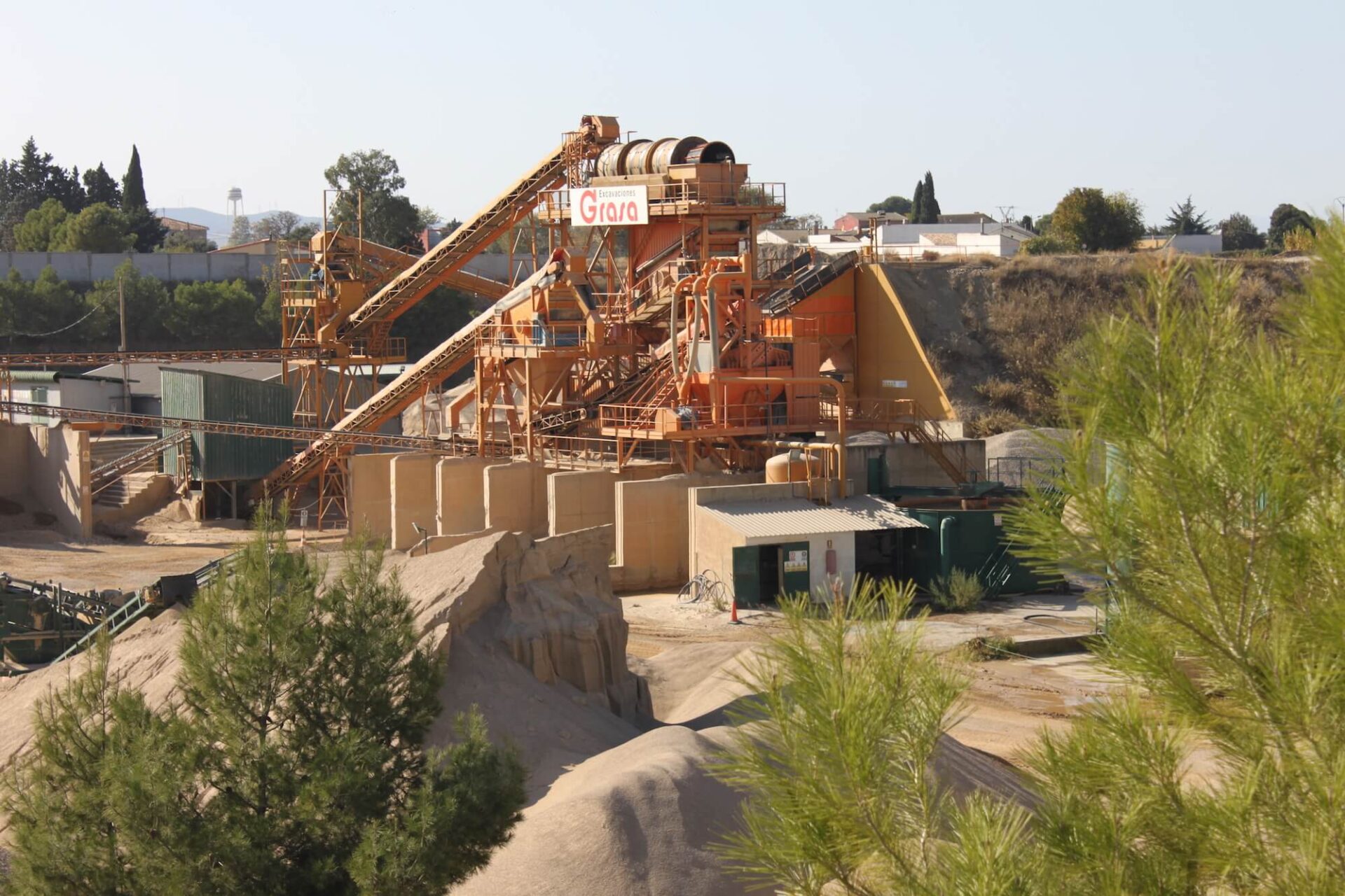 Venue/architecture.

Vista de la maquinaria de Grasa Excavaciones en el sitio. El Raleigh Hotel de Miami será rehabilitado. Inmobiliare Summits real estate.