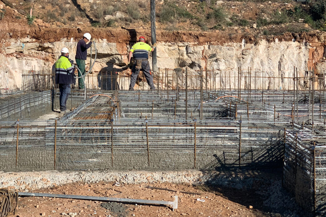 Venue/architecture.
Construcción del data center más grande de LATAM en Guanajuato. Obreros trabajan en la base de la estructura. Inmobiliare Summits México.