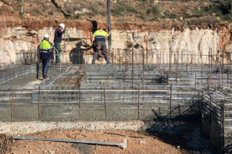 Venue/architecture.
Construcción del data center más grande de LATAM en Guanajuato. Obreros trabajan en la base de la estructura. Inmobiliare Summits México.