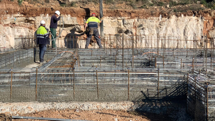 Venue/architecture.
Construcción del data center más grande de LATAM en Guanajuato. Obreros trabajan en la base de la estructura. Inmobiliare Summits México.