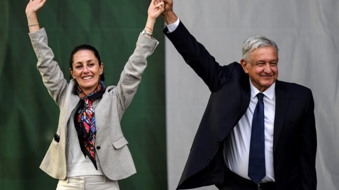 Clara Brugada, aspirante a la construcción en CDMX, y AMLO celebran juntos, prometiendo apertura en licitaciones para todos los sectores.