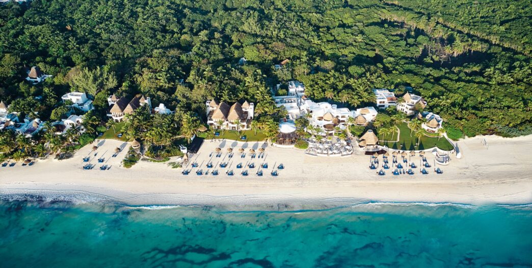 Venue/architecture.
Vista aérea de la costa en Inmobiliare Summits, un evento de real estate en México. El resort de lujo ofrece un entorno ideal para la conferencia.