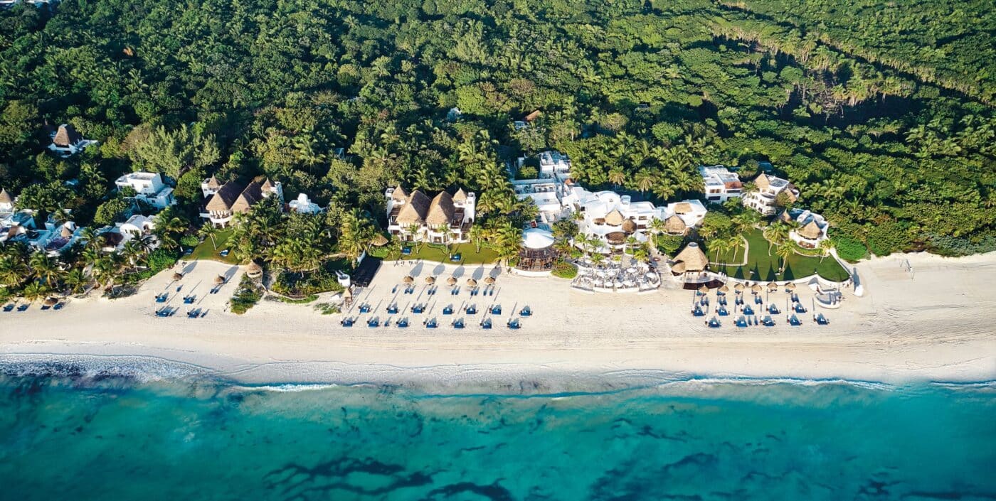 Venue/architecture.
Vista aérea de la costa en Inmobiliare Summits, un evento de real estate en México. El resort de lujo ofrece un entorno ideal para la conferencia.