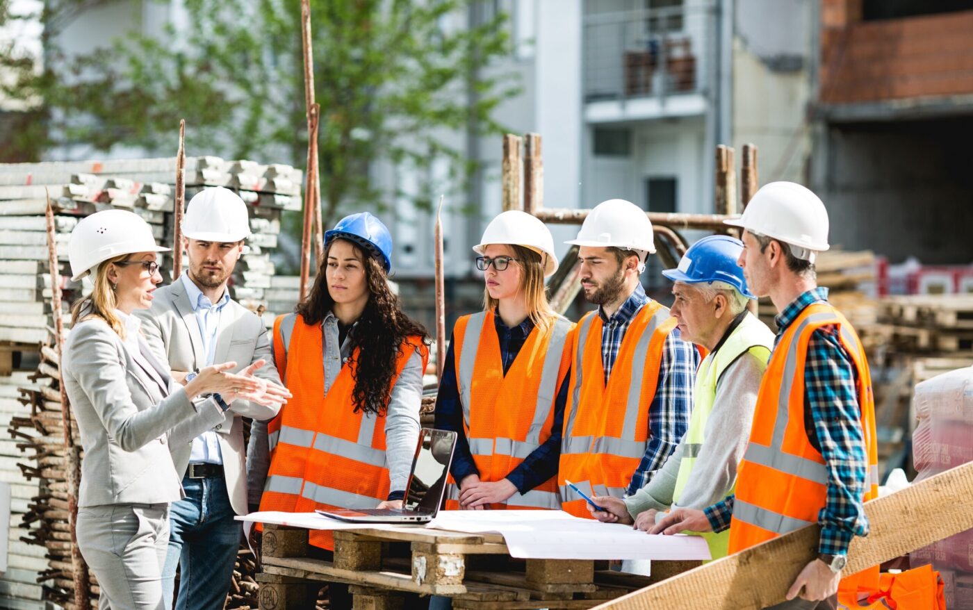 venue/architecture
Equipo de construcción revisa planos en el nuevo parque industrial de Morelia. Inmobiliare Summits impulsa el real estate en México.