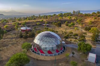 Vista aérea del venue en México para Inmobiliare Summits, conferencia de real estate. Arquitectura moderna con paisaje urbano.