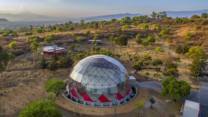 Vista aérea del venue en México para Inmobiliare Summits, conferencia de real estate. Arquitectura moderna con paisaje urbano.