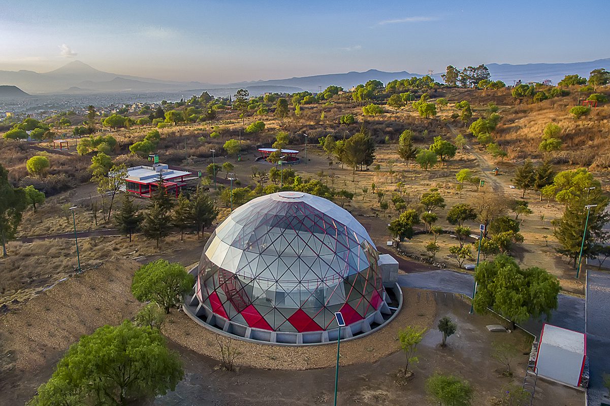 Vista aérea del venue en México para Inmobiliare Summits, conferencia de real estate. Arquitectura moderna con paisaje urbano.