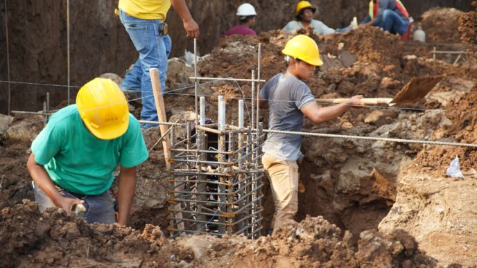 Venue/architecture.

Trabajadores construyen cimientos de edificio. Obra en construcción, cimientos de acero. Bienes raíces e Inmobiliare Summits México.