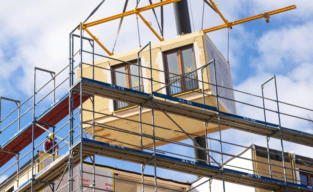 Venue/Architecture.

Construcción modular de vivienda en México. Grúa eleva un módulo prefabricado sobre andamios. Innovación en real estate para Sedatu e Infonavit.