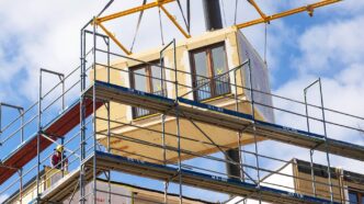 Venue/Architecture.

Construcción modular de vivienda en México. Grúa eleva un módulo prefabricado sobre andamios. Innovación en real estate para Sedatu e Infonavit.