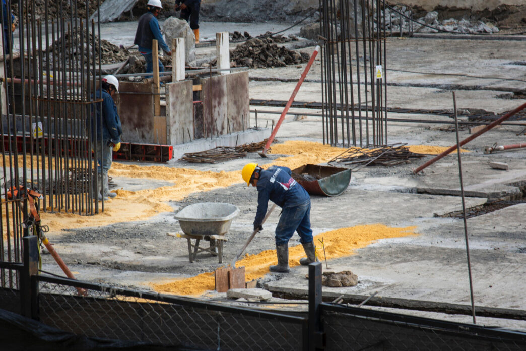 Venue/architecture.

Trabajadores en obra de construcción en México. El sector *real estate* impulsa la innovación sostenible en LATAM. #InmobiliareSummits #Cemex