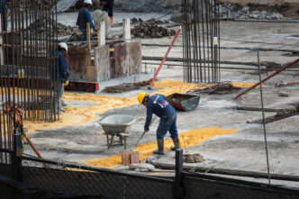 Venue/architecture.

Trabajadores en obra de construcción en México. El sector *real estate* impulsa la innovación sostenible en LATAM. #InmobiliareSummits #Cemex