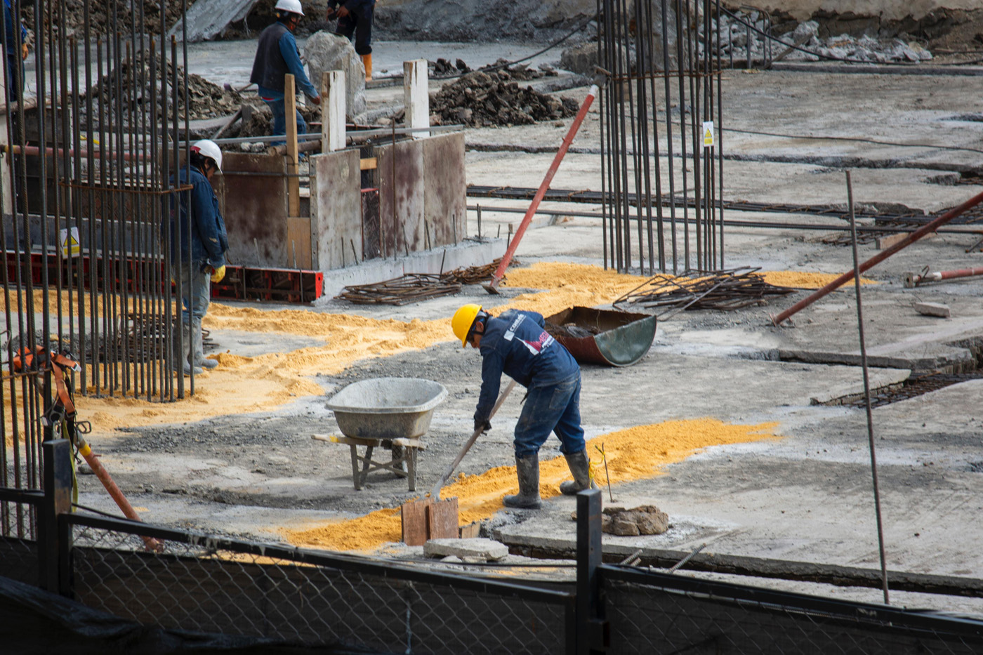 Venue/architecture.

Trabajadores en obra de construcción en México. El sector *real estate* impulsa la innovación sostenible en LATAM. #InmobiliareSummits #Cemex