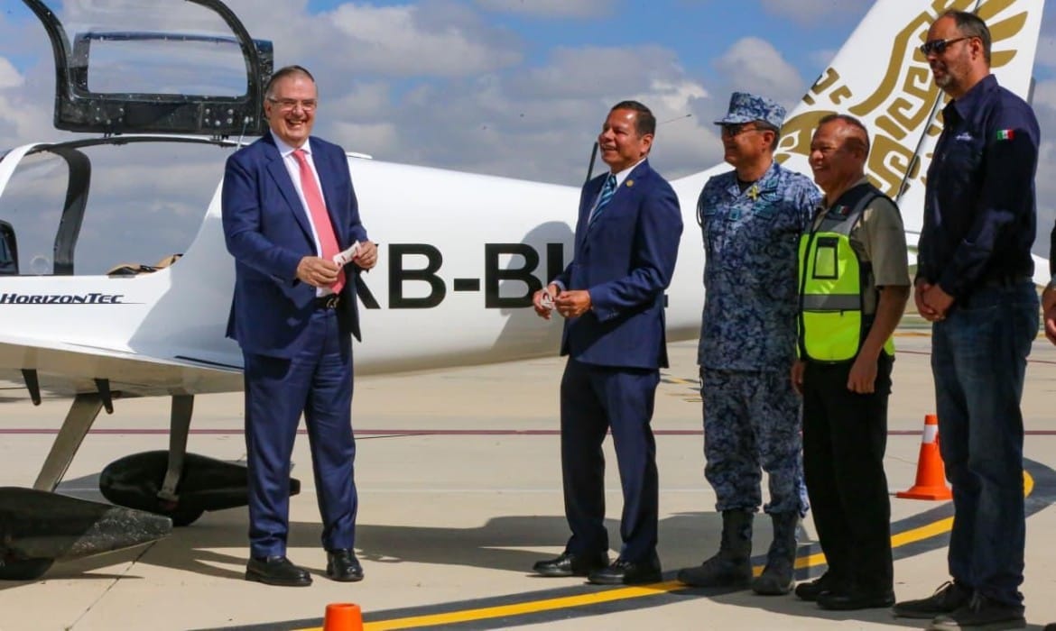 venue/architecture

Grupo de personas posando frente a un avión en evento de Inmobiliare Summits en México. Promoción de bienes raíces en LATAM.