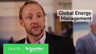 Consultoría Schneider impulsa eficiencia energética. Hombre hablando de Global Energy Management, soluciones inmobiliarias eficientes y sostenibles.