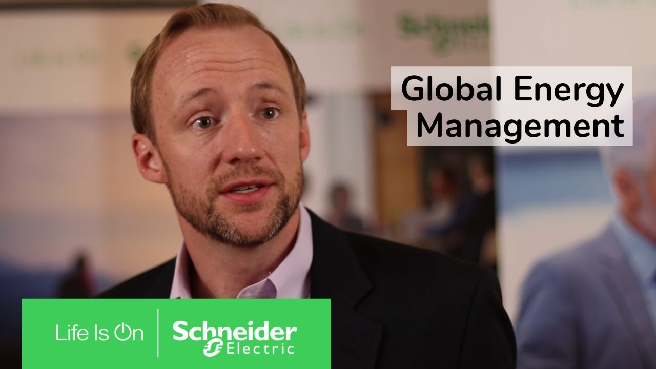 Consultoría Schneider impulsa eficiencia energética. Hombre hablando de Global Energy Management, soluciones inmobiliarias eficientes y sostenibles.