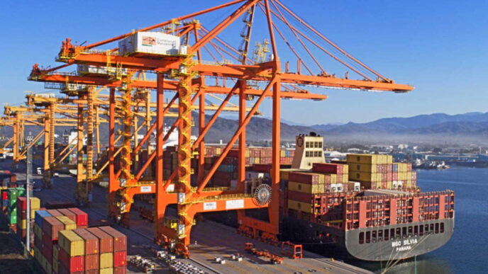 Contecon Manzanillo: Grúas portuarias operando en la terminal, con contenedores y buque. Ampliación de operaciones rumbo a 2025 en Manzanillo.