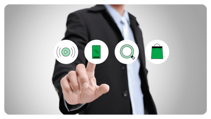 sponsors/branding
Hombre interactuando con iconos digitales. Estrategias de publicidad y marketing en Inmobiliare Summits. Conferencias de real estate en México.