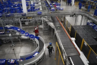 venue/architecture
Vista aérea de la logística moderna en México, un tema clave en Inmobiliare Summits. Bandas transportadoras y operario reflejan la eficiencia del real estate industrial.