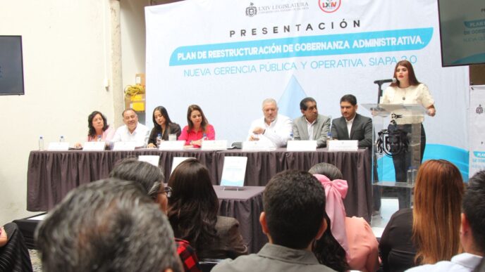 on-stage panel
Panelistas presentan proyecto en conferencia Inmobiliare Summits, México. Evento de real estate con panel de expertos y público asistente.