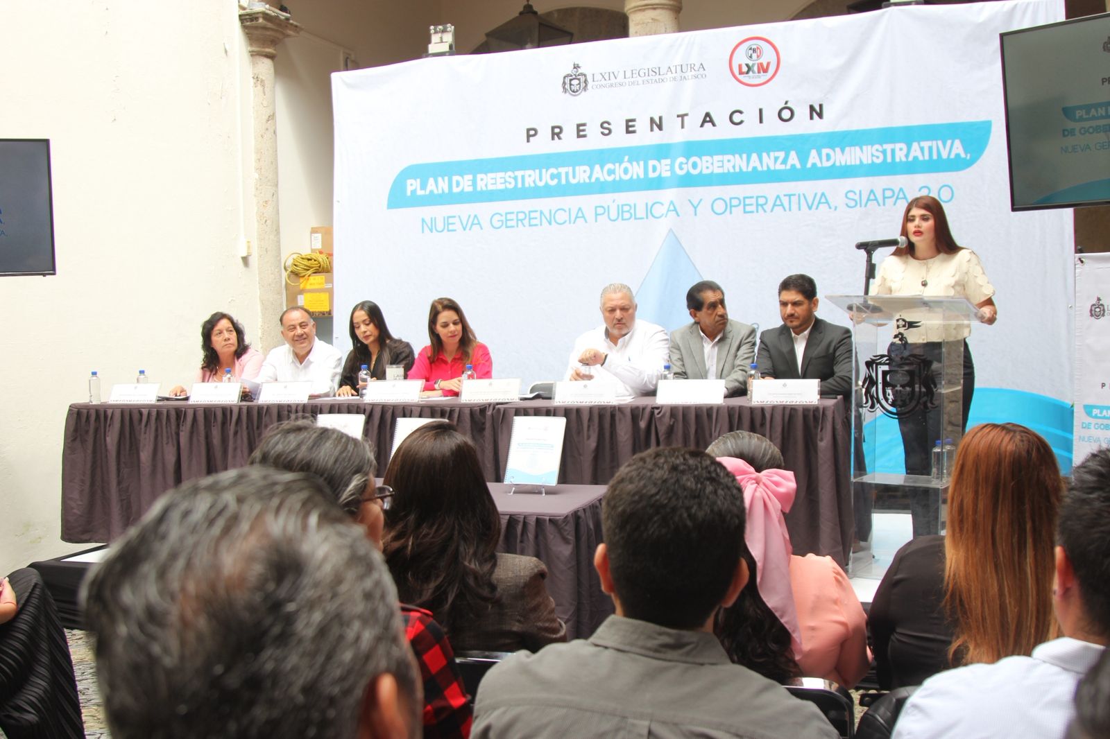 on-stage panel
Panelistas presentan proyecto en conferencia Inmobiliare Summits, México. Evento de real estate con panel de expertos y público asistente.