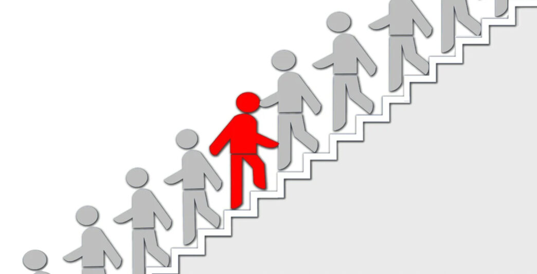 speakers/headshot

Ilustración de figuras subiendo escaleras, una en rojo destacando. Concepto de liderazgo en el sector inmobiliario en Inmobiliare Summits.