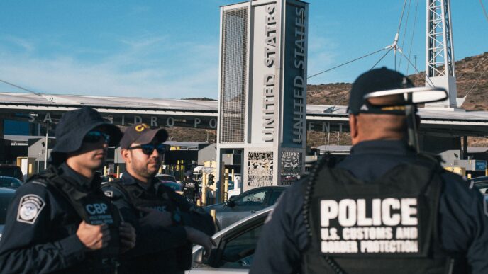 city/destination

Agentes fronterizos en San Ysidro, México, inspeccionan vehículos. Control de aduanas de EE. UU. y protección fronteriza. Seguridad en la ciudad.