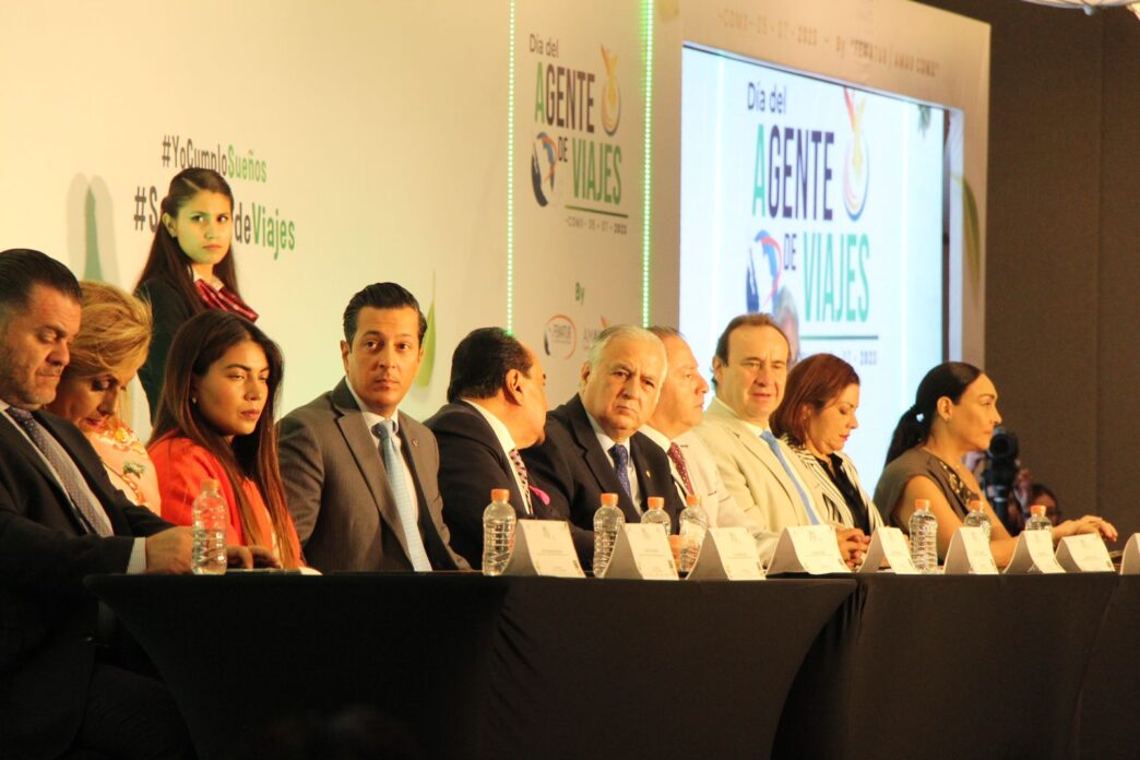 on-stage panel
Panelistas en conferencia Inmobiliare Summits México, evento real estate LATAM. Agentes de viajes impulsan el turismo.