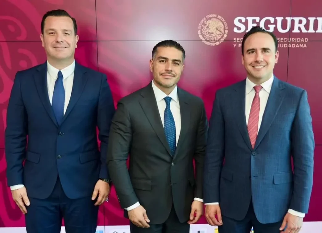 Headshot de tres hombres en trajes formales. Reunión en México sobre inversión en Coahuila. Conferencia Inmobiliare Summits.