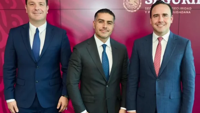 Headshot de tres hombres en trajes formales. Reunión en México sobre inversión en Coahuila. Conferencia Inmobiliare Summits.