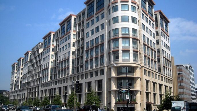 venue/architecture

Edificio moderno en ciudad de LATAM, posible sede de Inmobiliare Summits. Arquitectura real estate con tráfico y cielo azul.