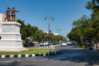 venue/architecture
Calle arbolada en Mérida, sede de Inmobiliare Summits. Arquitectura y ambiente urbano de la ciudad, ideal para conferencias de real estate LATAM.