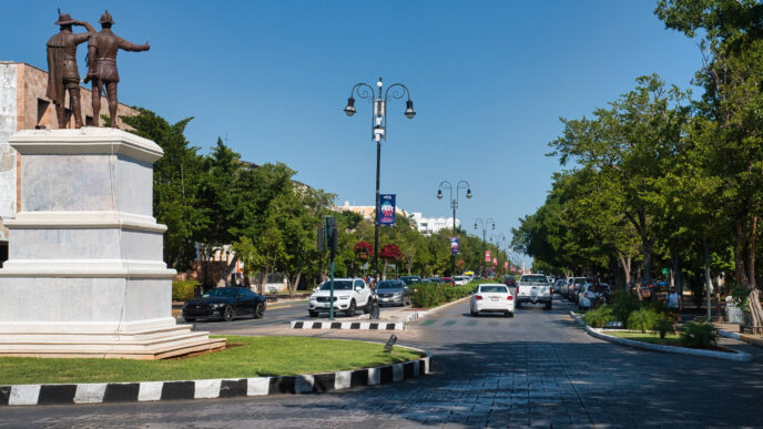 venue/architecture
Calle arbolada en Mérida, sede de Inmobiliare Summits. Arquitectura y ambiente urbano de la ciudad, ideal para conferencias de real estate LATAM.
