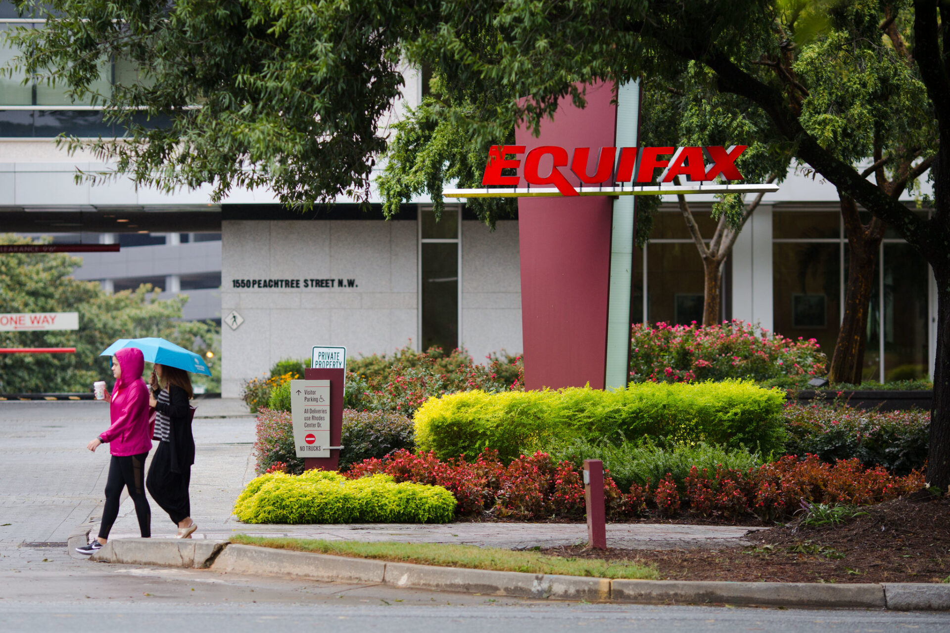 venue/architecture
Exterior del edificio de Equifax, posible sede de Inmobiliare Summits. Mujeres caminan con paraguas. Real estate, LATAM.