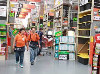 networking/expo
Dos empleados de Costco Torreón caminan por los pasillos de la tienda. Ofertas especiales visibles. Costco México, real estate.