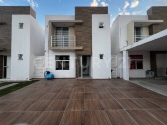 Fachada de residencia moderna en San Luis Potosí, reflejo del Clúster Inmobiliario. Diseño arquitectónico de alta calidad en el sector bienes raíces.