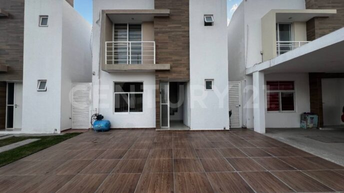Fachada de residencia moderna en San Luis Potosí, reflejo del Clúster Inmobiliario. Diseño arquitectónico de alta calidad en el sector bienes raíces.