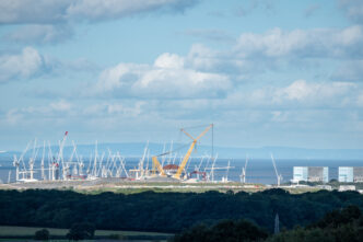 venue/architecture
Vista aérea de la construcción de Hinkley Point C, Somerset, Reino Unido. Grúas dominan el paisaje.