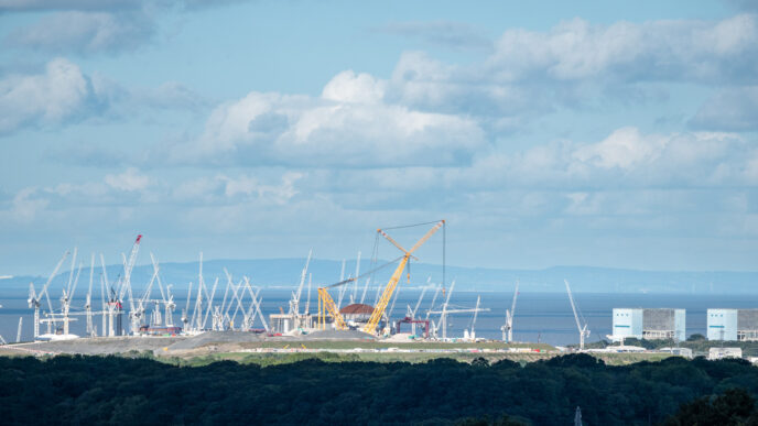 venue/architecture
Vista aérea de la construcción de Hinkley Point C, Somerset, Reino Unido. Grúas dominan el paisaje.