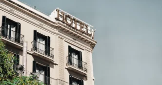 venue/architecture
Fachada de hotel en España, posible sede de Inmobiliare Summits. Arquitectura clásica con balcones y letrero dorado. Sector inmobiliario.